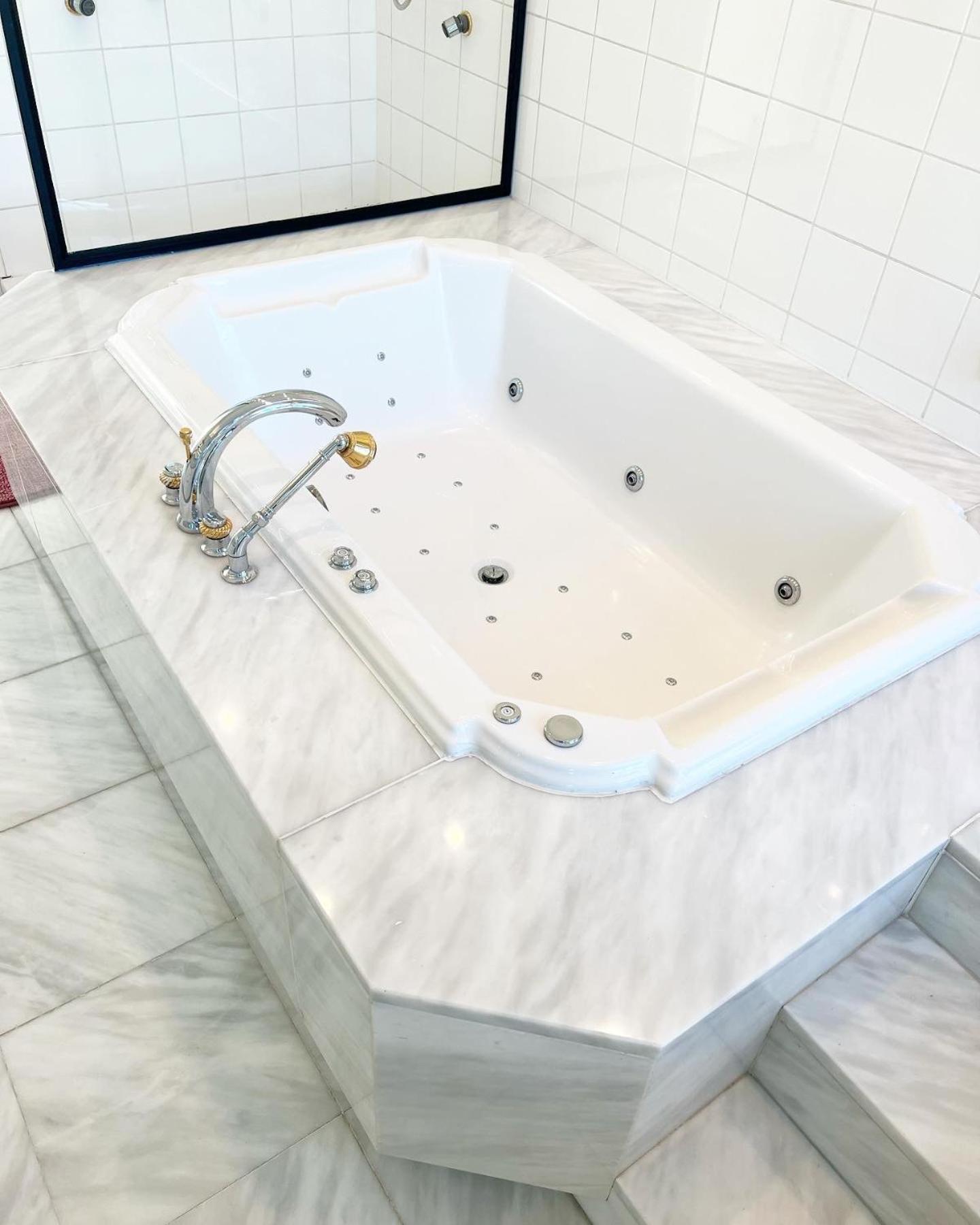 Le Faubourg Suites Антверпен Екстериор снимка