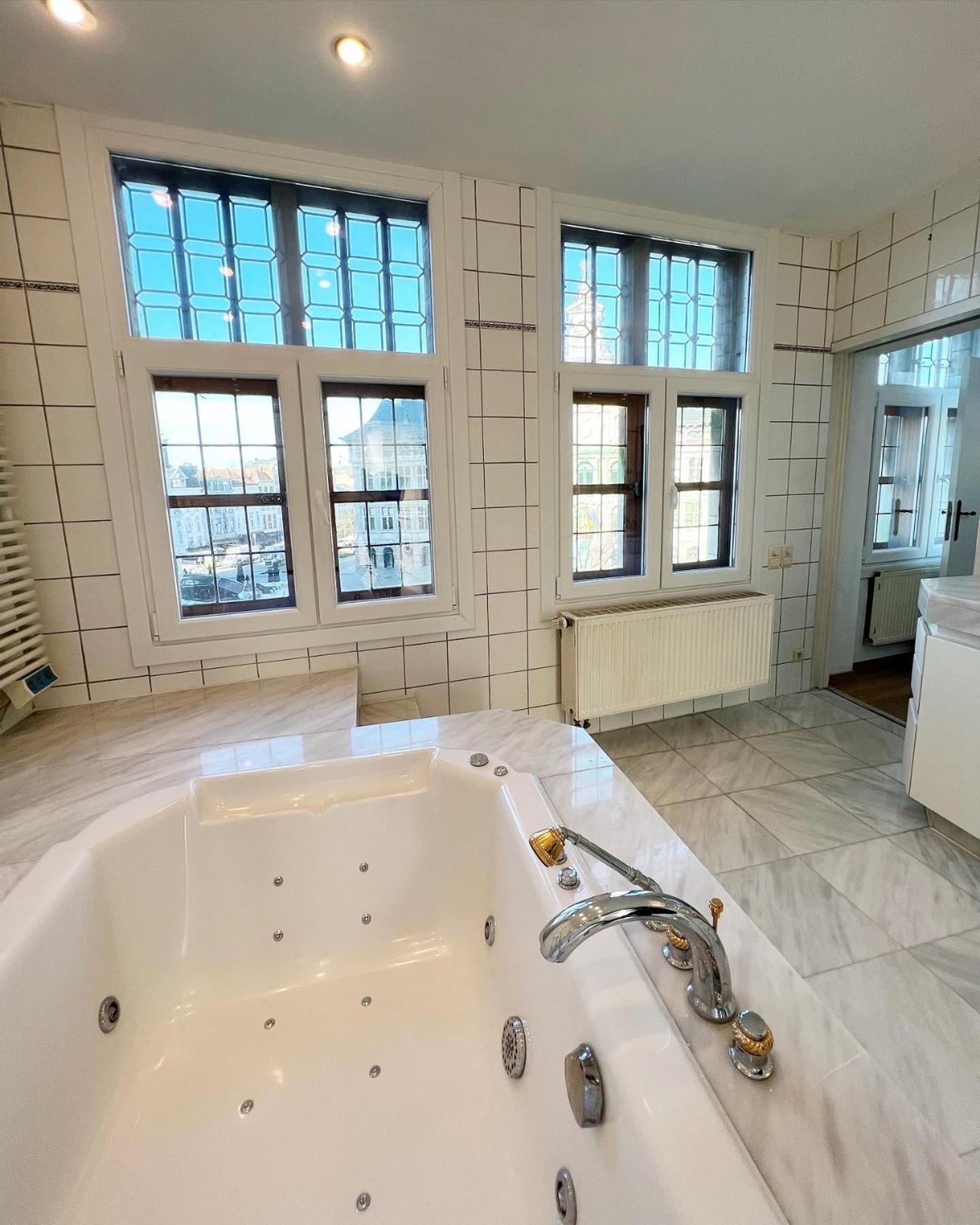 Le Faubourg Suites Антверпен Екстериор снимка