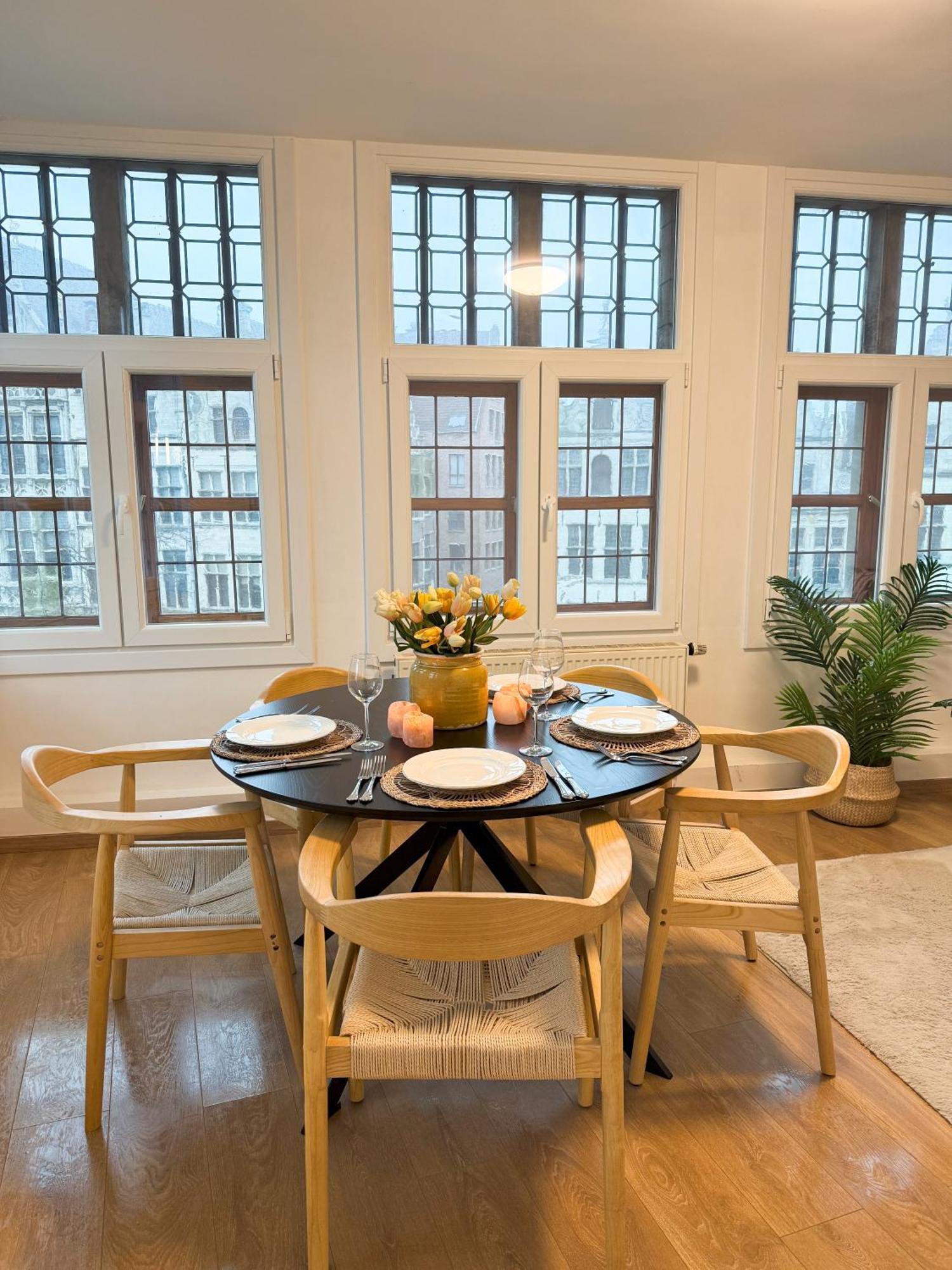 Le Faubourg Suites Антверпен Екстериор снимка